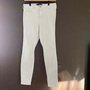Hollister- juniors high-raise white jean legging